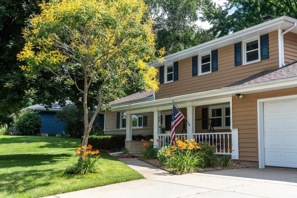 519 Woodview Drive, Sun Prairie, WI 53590