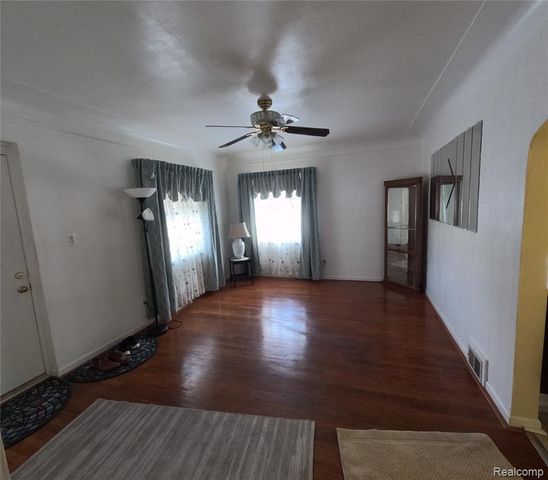 6876 Continental Avenue, Warren, MI 48091