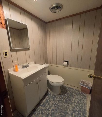 6876 Continental Avenue, Warren, MI 48091