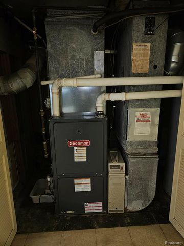 6876 Continental Avenue, Warren, MI 48091