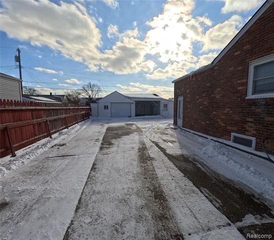 6876 Continental Avenue, Warren, MI 48091