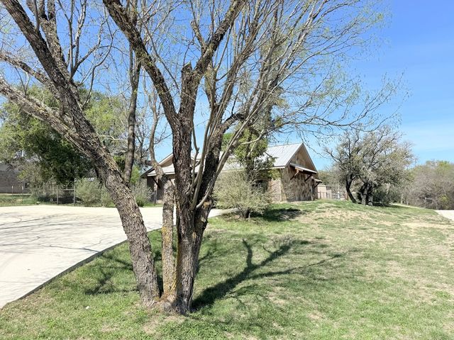 144 Homer Dr, Kerrville, TX 78028
