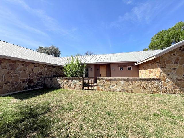 144 Homer Dr, Kerrville, TX 78028