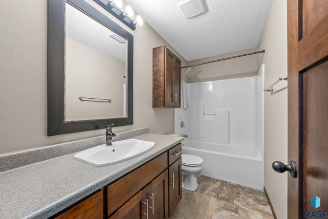 7900 W Pettigrew Ln Lane, Sioux Falls, SD 57106