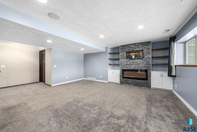 7900 W Pettigrew Ln Lane, Sioux Falls, SD 57106