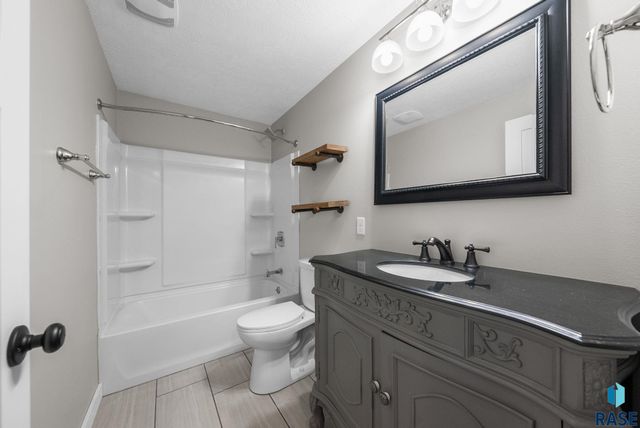 7900 W Pettigrew Ln Lane, Sioux Falls, SD 57106