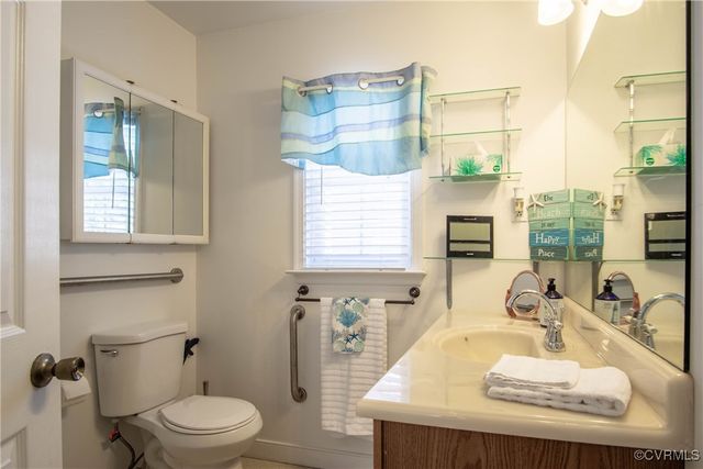 742 Shore Dr, Hartfield, VA 23071