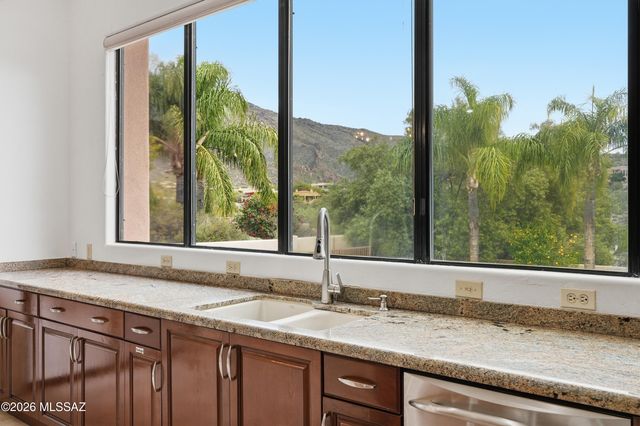 6520 N Regal Manor Drive, Tucson, AZ 85750