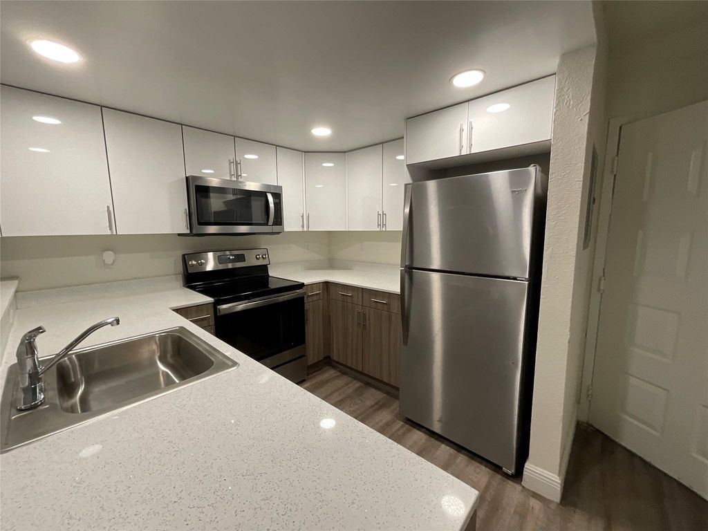 19455 NE 10 Avenue 05-420, North Miami Beach, FL 33179