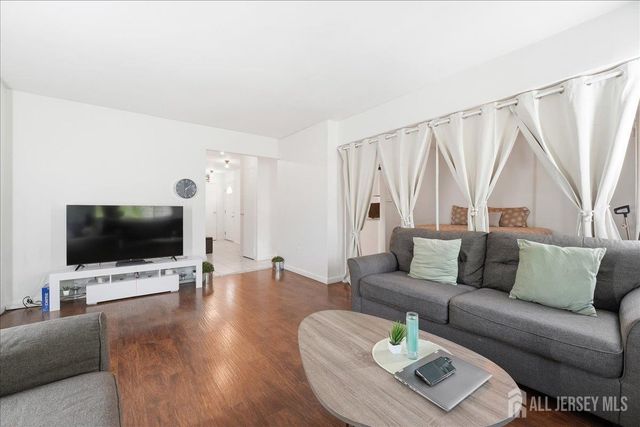 18 Lake Avenue 8A, East Brunswick, NJ 08816