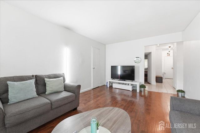 18 Lake Avenue 8A, East Brunswick, NJ 08816