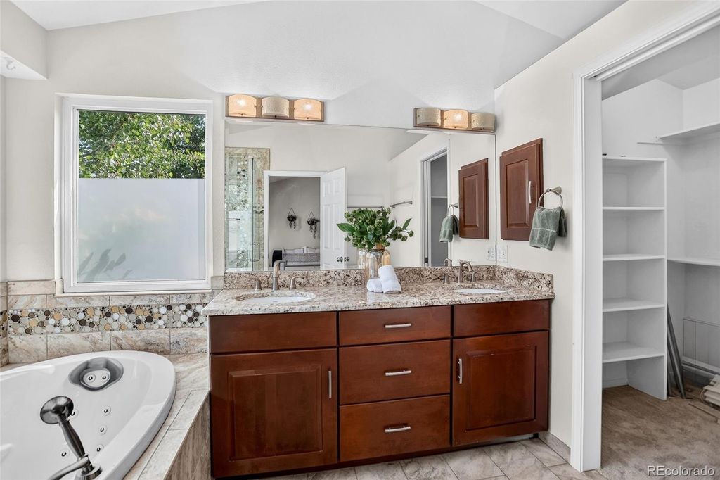 Image 16 of property listing at 16392 E Hialeah Drive, Centennial, CO 80015
