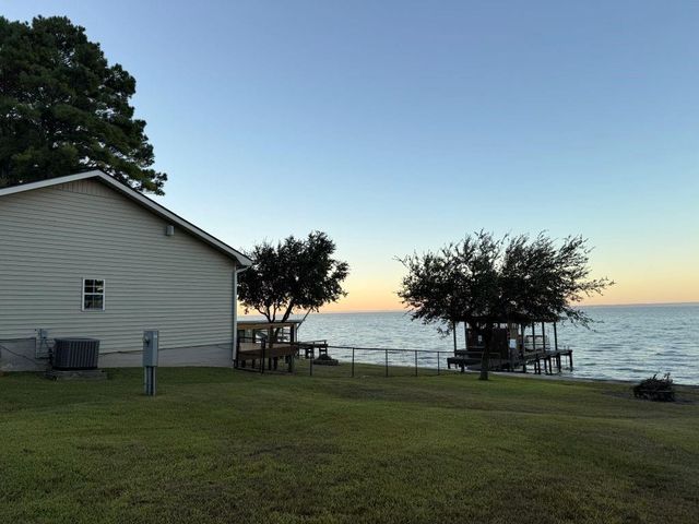 102 Bridgelanding, Onalaska, TX 77360