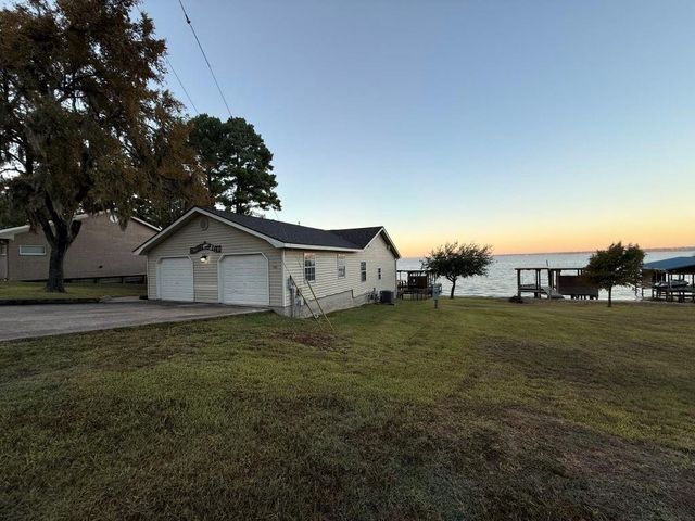 102 Bridgelanding, Onalaska, TX 77360