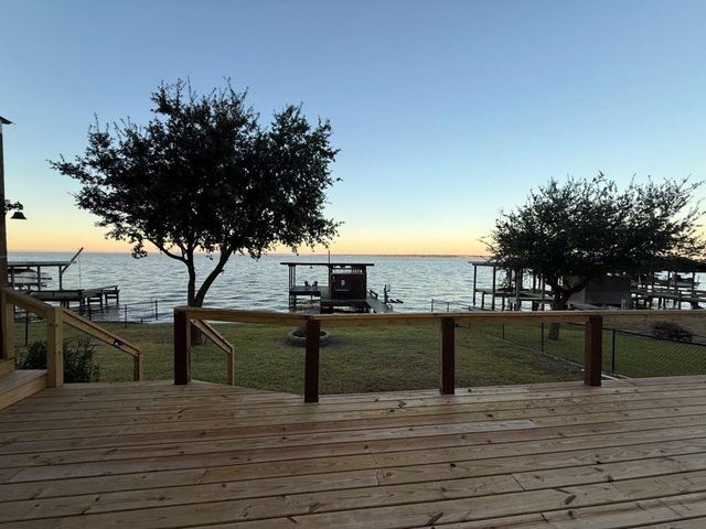 102 Bridgelanding, Onalaska, TX 77360