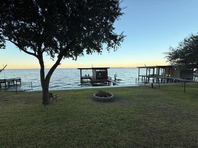 102 Bridgelanding, Onalaska, TX 77360