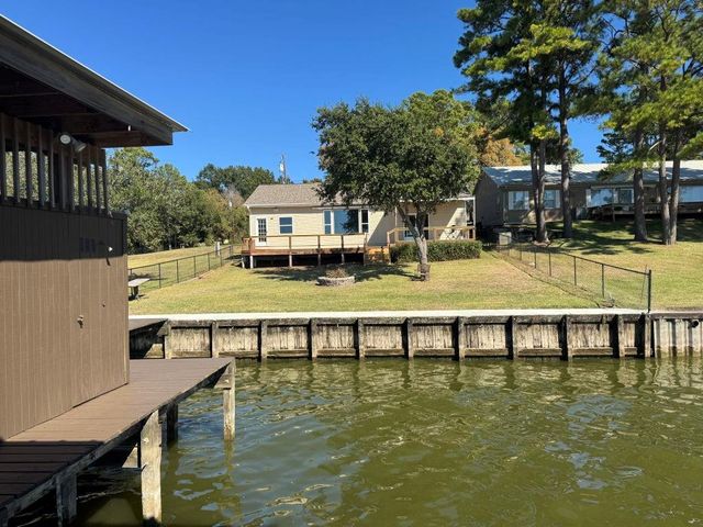 102 Bridgelanding, Onalaska, TX 77360
