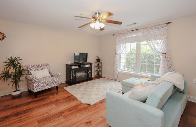 10 Vista Ridge Dr Unit 8, Londonderry, NH 03053