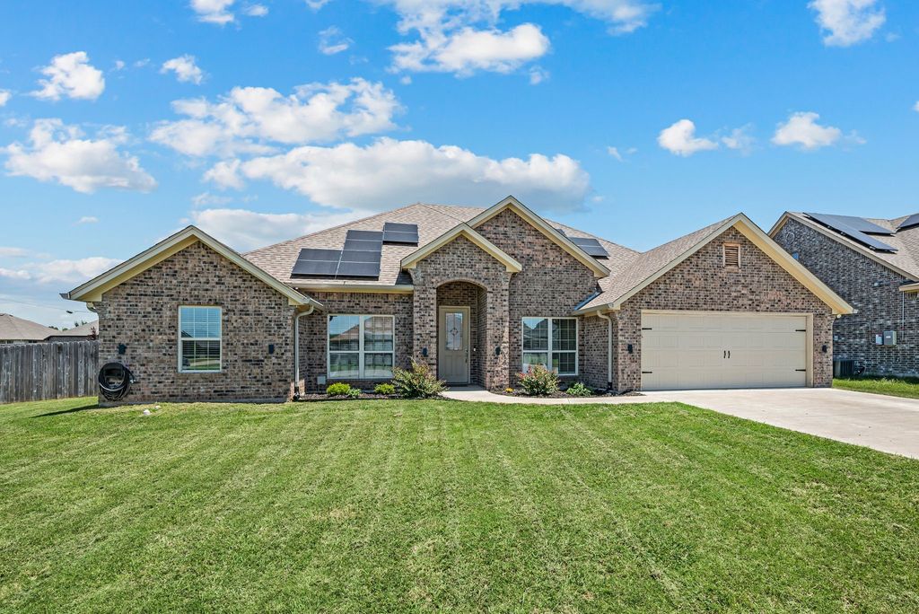 3201 White Horse Drive, Granbury, TX 76049