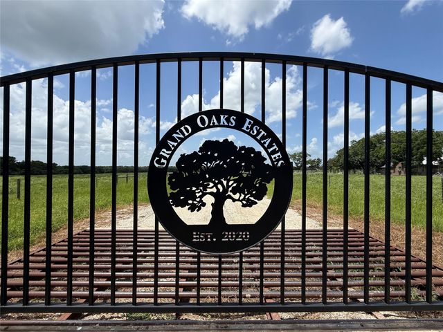 3093 W Grand Oaks Drive, Alleyton, TX 78935