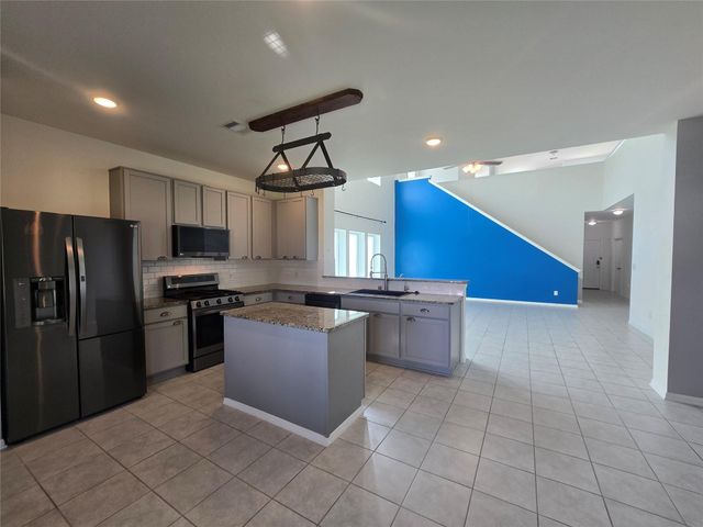 7318 Parkview Drive, Hitchcock, TX 77563
