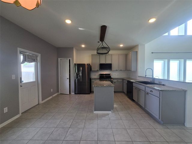 7318 Parkview Drive, Hitchcock, TX 77563