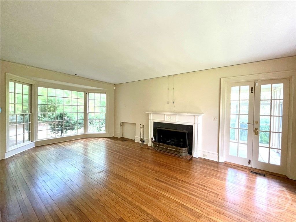 Image 8 of property listing at 315 E 45th Street, Savannah, GA 31405