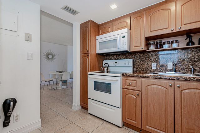 3475 N Country Club Drive 807, Aventura, FL 33180