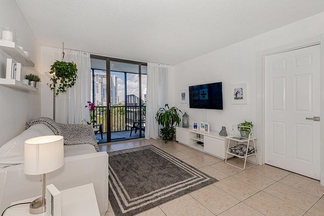 3475 N Country Club Drive 807, Aventura, FL 33180