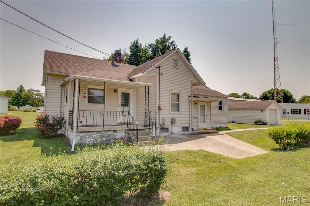 Image 1 of property listing at 700 E Main Street, Staunton, IL 62088