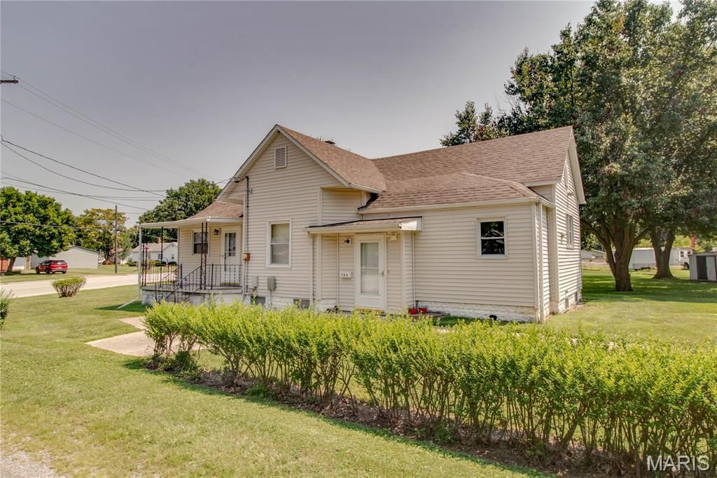 Image 2 of property listing at 700 E Main Street, Staunton, IL 62088