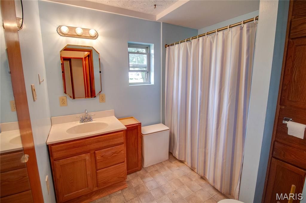 Image 19 of property listing at 700 E Main Street, Staunton, IL 62088