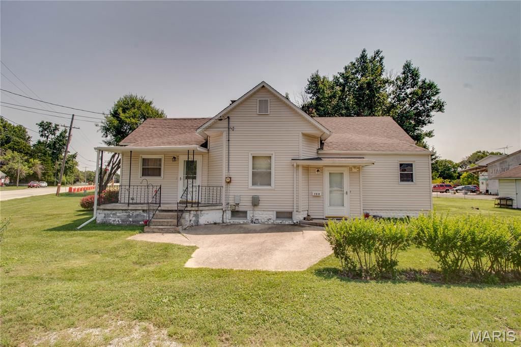 Image 3 of property listing at 700 E Main Street, Staunton, IL 62088