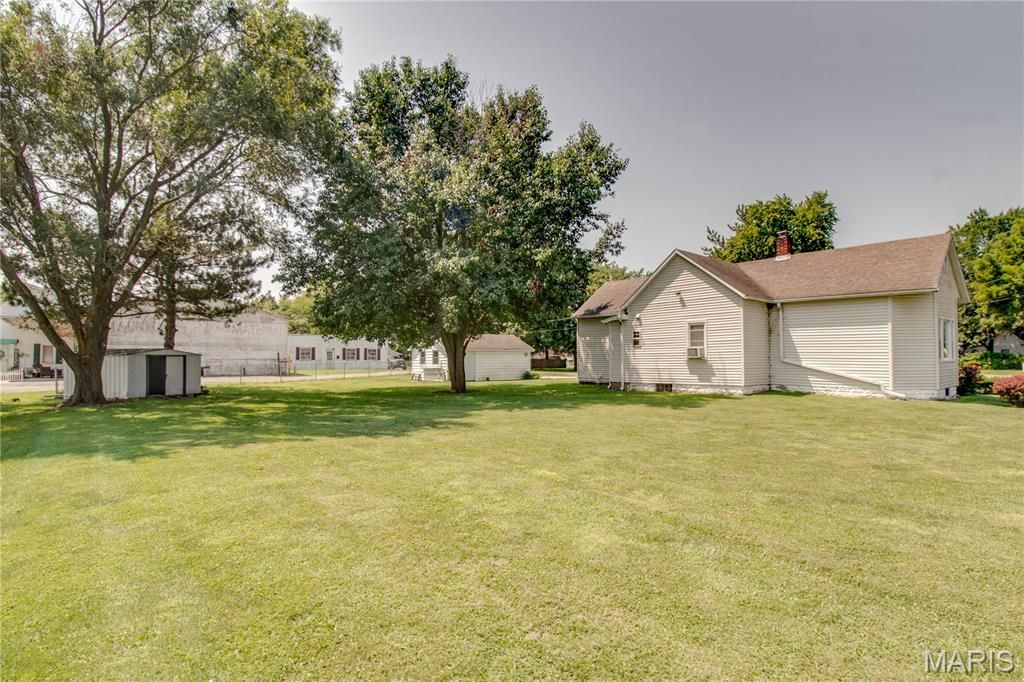 Image 29 of property listing at 700 E Main Street, Staunton, IL 62088