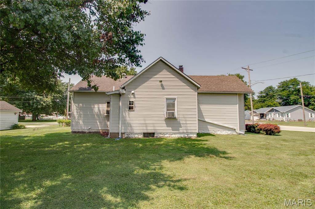 Image 30 of property listing at 700 E Main Street, Staunton, IL 62088