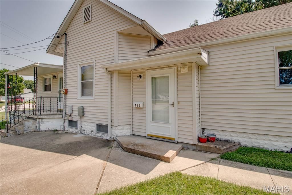 Image 4 of property listing at 700 E Main Street, Staunton, IL 62088