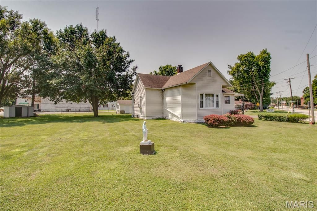 Image 31 of property listing at 700 E Main Street, Staunton, IL 62088