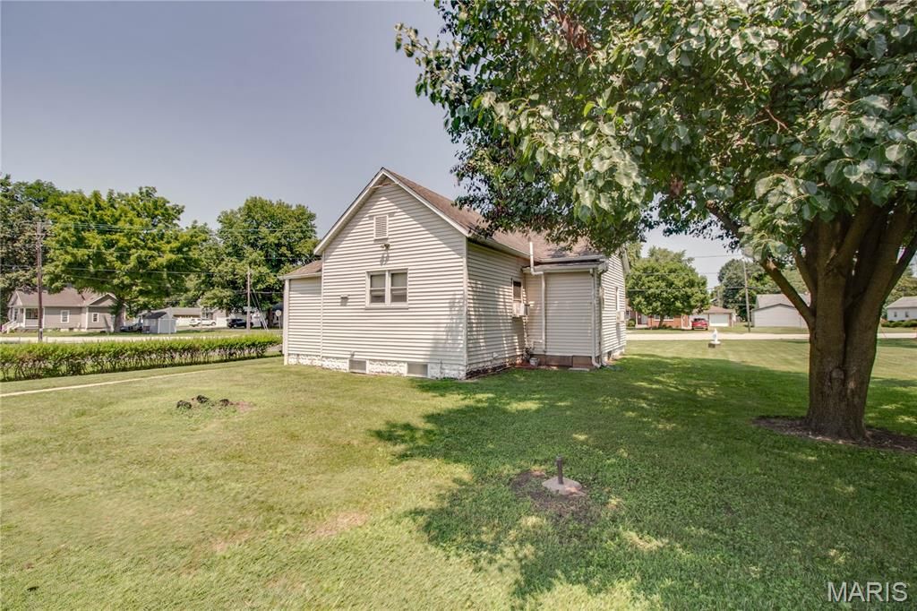 Image 32 of property listing at 700 E Main Street, Staunton, IL 62088
