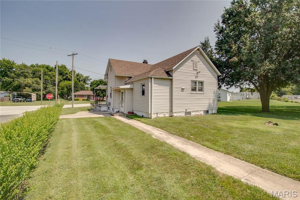 Image 33 of property listing at 700 E Main Street, Staunton, IL 62088