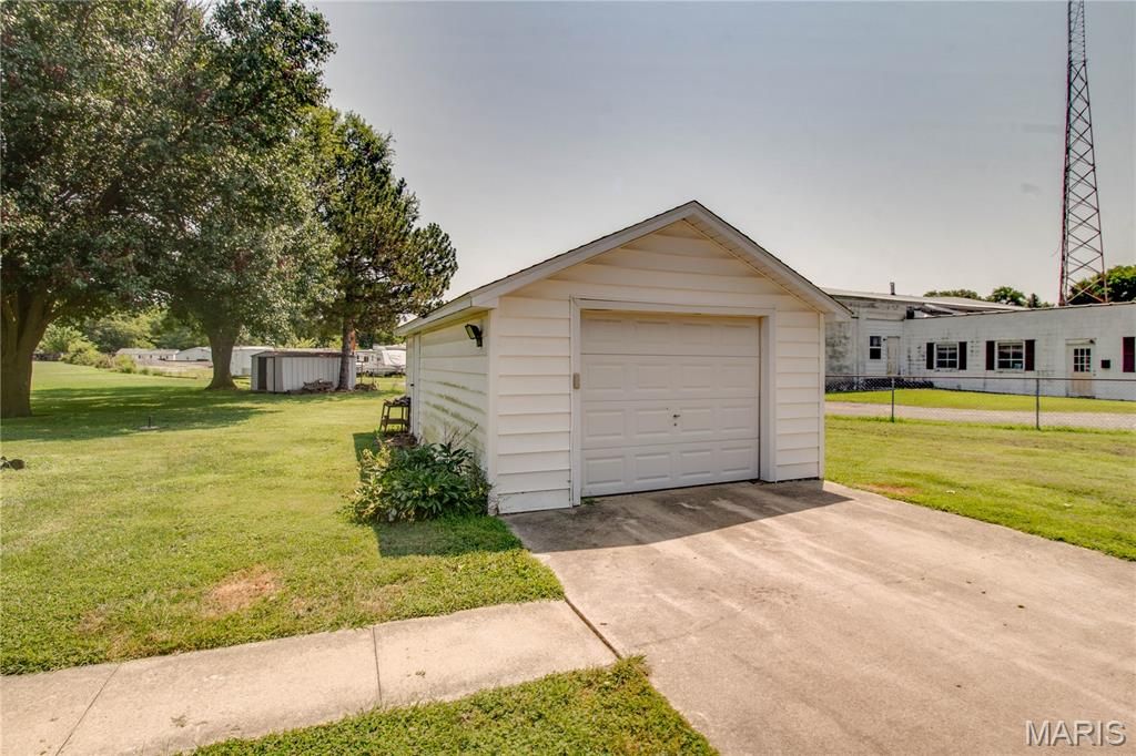 Image 34 of property listing at 700 E Main Street, Staunton, IL 62088