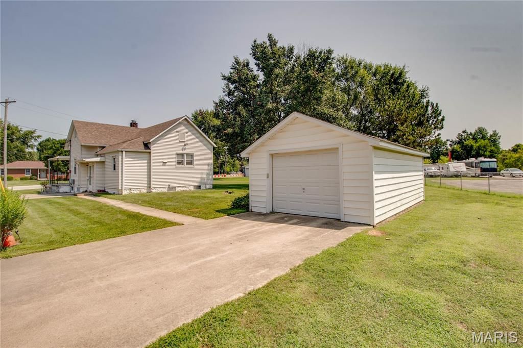 Image 35 of property listing at 700 E Main Street, Staunton, IL 62088
