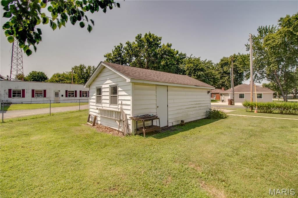 Image 36 of property listing at 700 E Main Street, Staunton, IL 62088