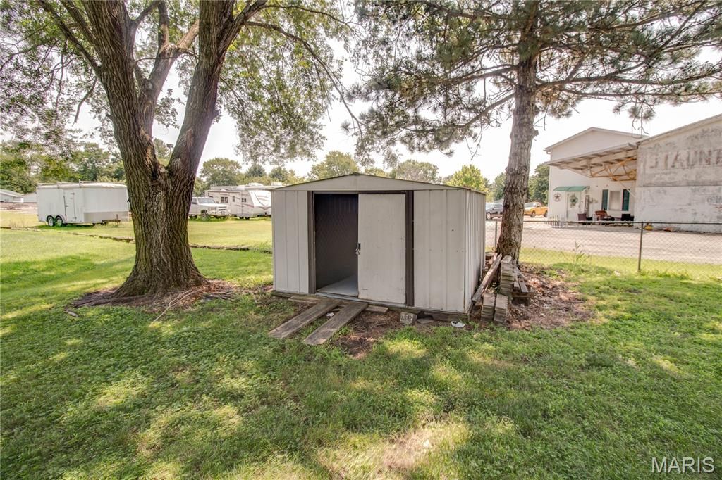 Image 39 of property listing at 700 E Main Street, Staunton, IL 62088