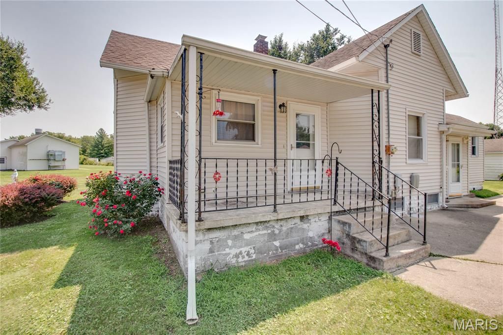 Image 5 of property listing at 700 E Main Street, Staunton, IL 62088