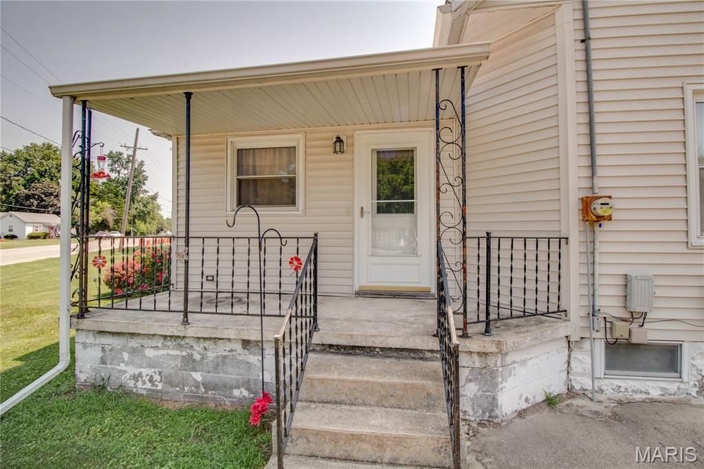 Image 6 of property listing at 700 E Main Street, Staunton, IL 62088