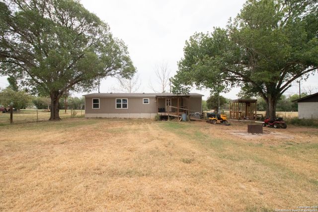 19545 FM 463, Devine, TX 78016