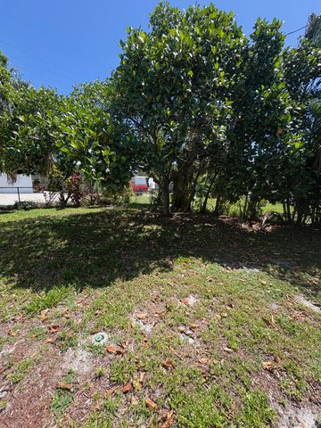422 S Arnold Avenue, Lantana, FL 33462