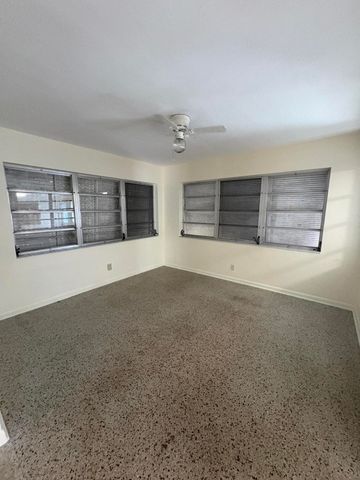 422 S Arnold Avenue, Lantana, FL 33462