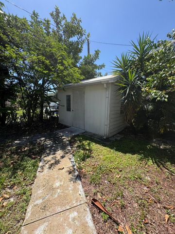 422 S Arnold Avenue, Lantana, FL 33462