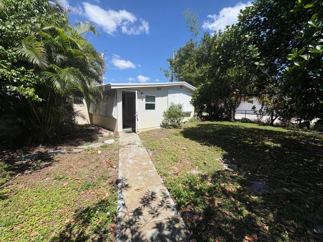 422 S Arnold Avenue, Lantana, FL 33462
